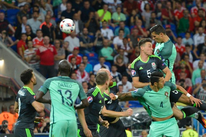 Lyon, 2016. július 6. A portugál Cristiano Ronaldo (j, fent) gólt fejel a franciaországi labdarúgó Európa-bajnokság elõdöntõjének Portugália - Wales mérkõzésén a lyoni stadionban 2016. július 6-án. MTI Fotó: Illyés Tibor