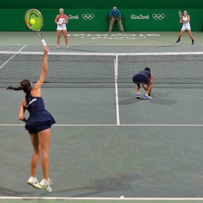 Rio de Janeiro, 2016. augusztus 8. Babos Tímea (hátul, b) és Jani Réka-Luca (hátul, j) a román Andreea Mitu (elöl, b) és Raluca Olaru   ellen játszott mérkõzésen a 2016-os riói nyári olimpia nõi tenisztornájának elsõ fordulójában a Rio de Janeiró-i Olimpiai Teniszközpontban 2016. augusztus 7-én. A magyar nõi teniszpáros két játszmában kikapott és kiesett. MTI Fotó: Czeglédi Zsolt